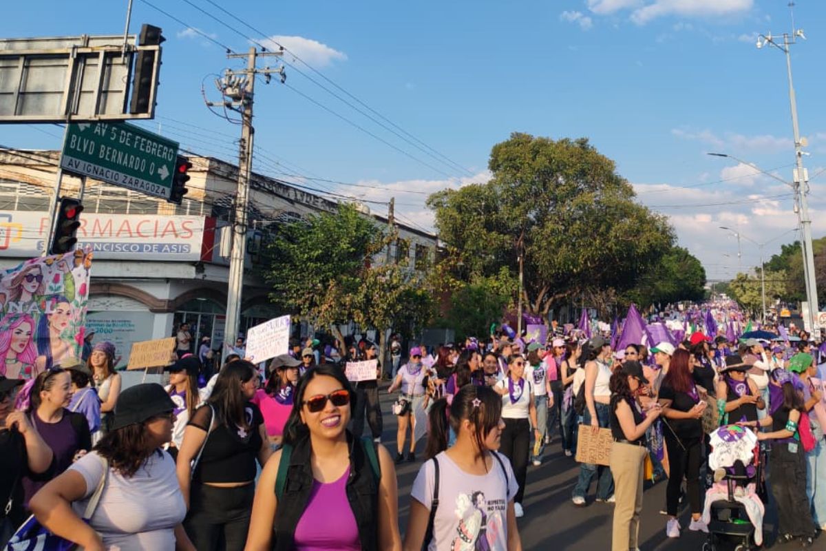 Miles de mujeres hacen sentir su voz en marcha del 8M en Querétaro