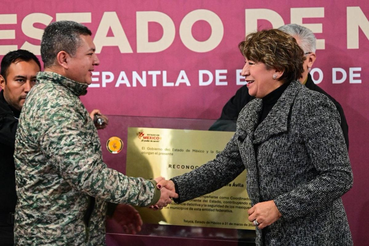 Gobernadora Delfina Gómez Álvarez reconociendo al General Alejandro Alcántara por su labor en seguridad. Foto: Especial
