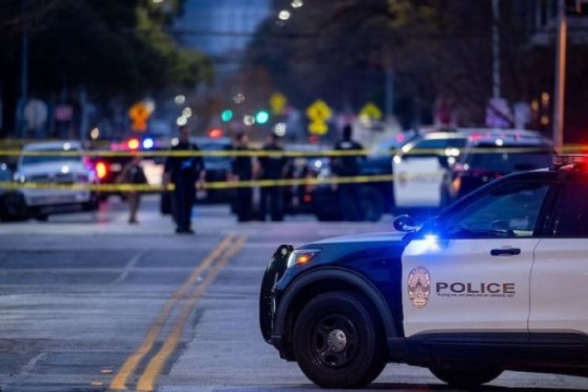 Patrullas acordonan la zona tras el tiroteo en Austin. Foto: Especial