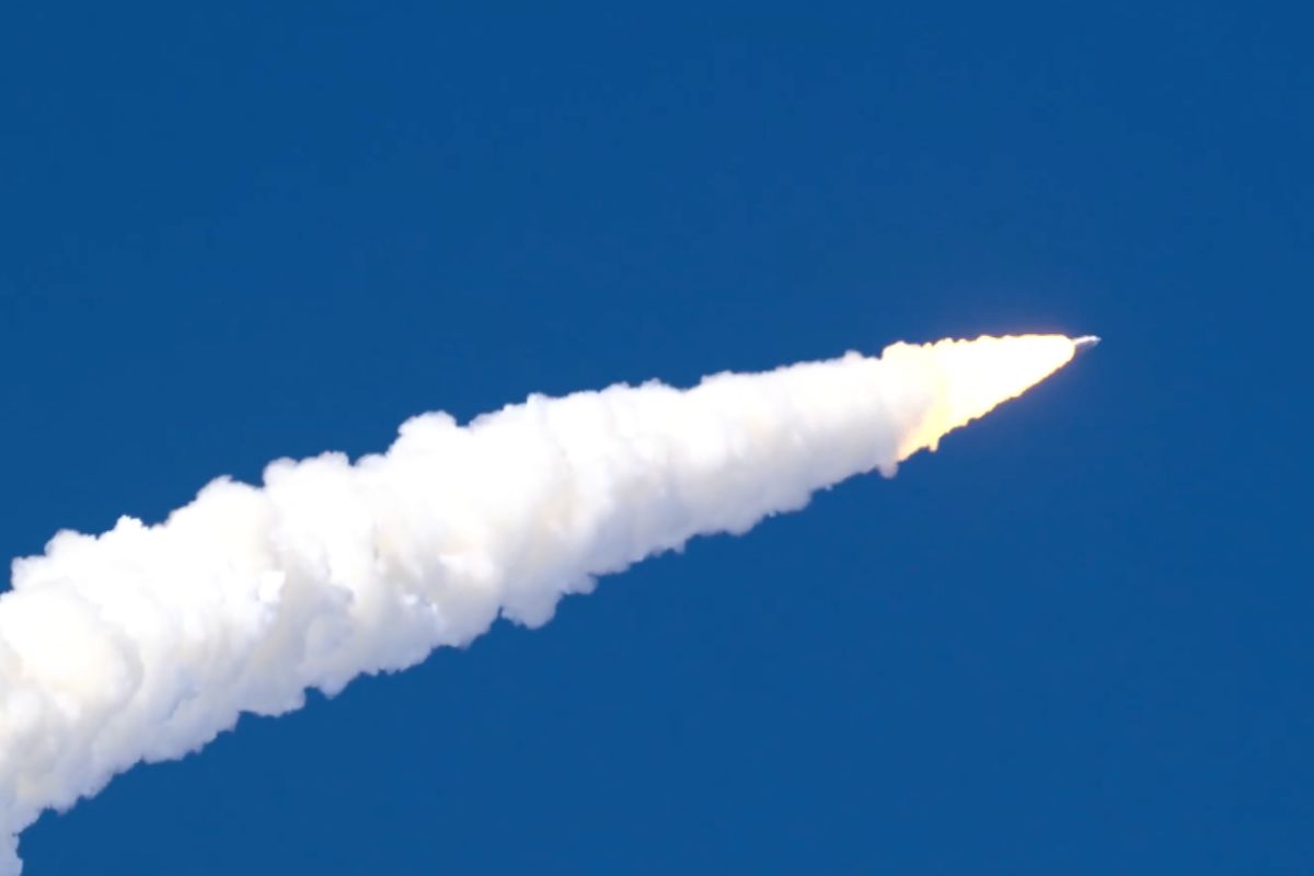 El cohete SLS se eleva sobre el cielo de Florida durante el histórico despegue de Artemis II. Foto: Especial