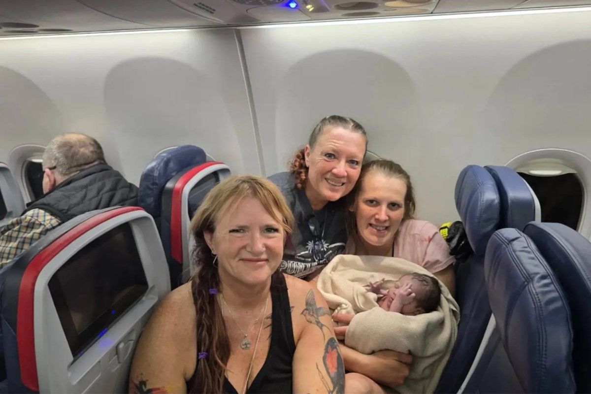 Dos paramédicas ayudaron en el parto durante el vuelo. Foto: Especial