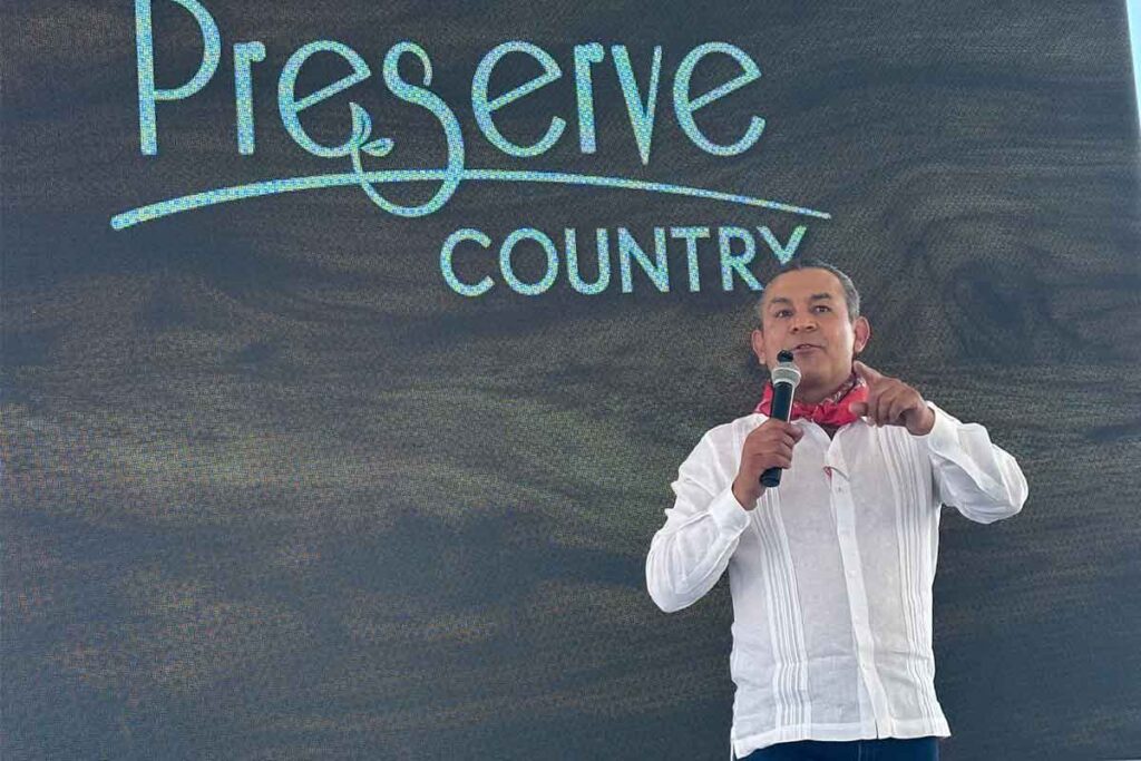 Personalidades asisten a la colocación de la primera piedra del desarrollo queretano Preserve Country de la empresa CR México
