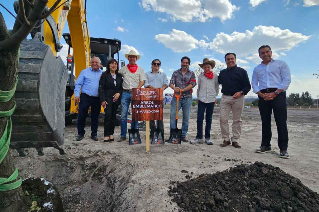 Personalidades asisten a la colocación de la primera piedra del desarrollo queretano Preserve Country de la empresa CR México