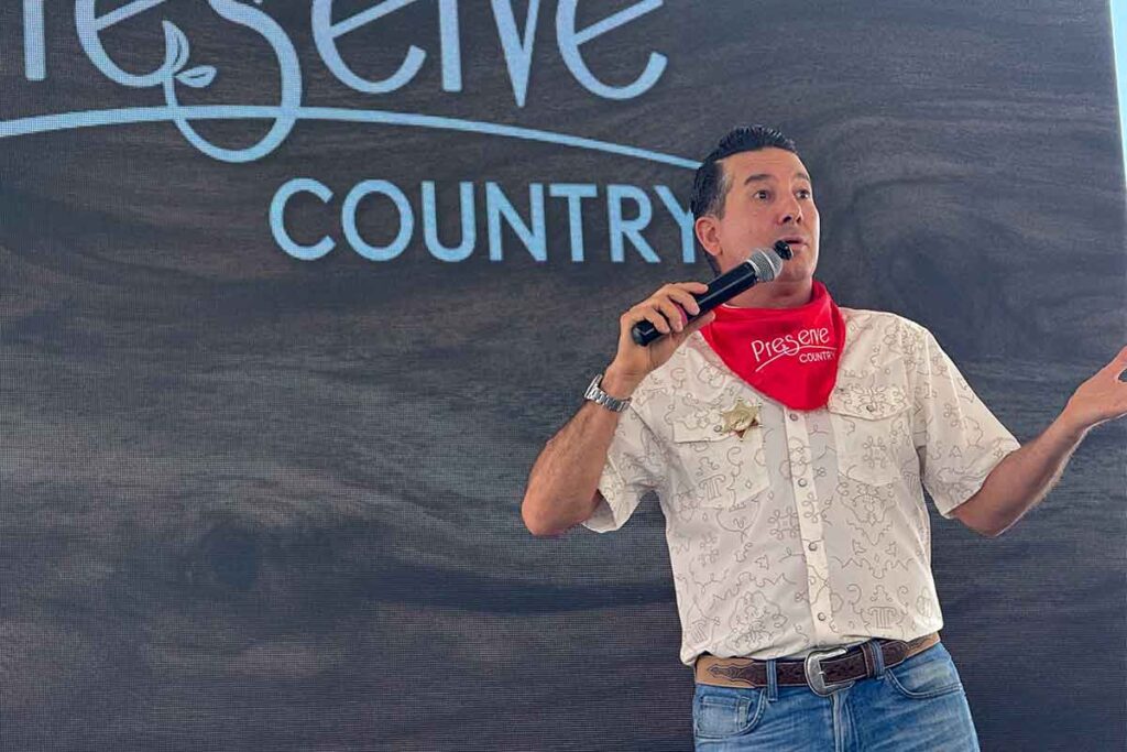 Personalidades asisten a la colocación de la primera piedra del desarrollo queretano Preserve Country de la empresa CR México
