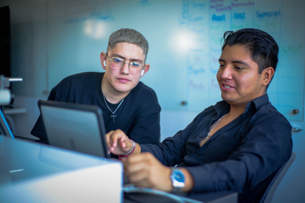Estudiantes desarrollan proyectos reales en tecnología, impulsando su preparación en áreas como IA, datos y ciberseguridad en la UP Santa Rosa / Foto: Especial 