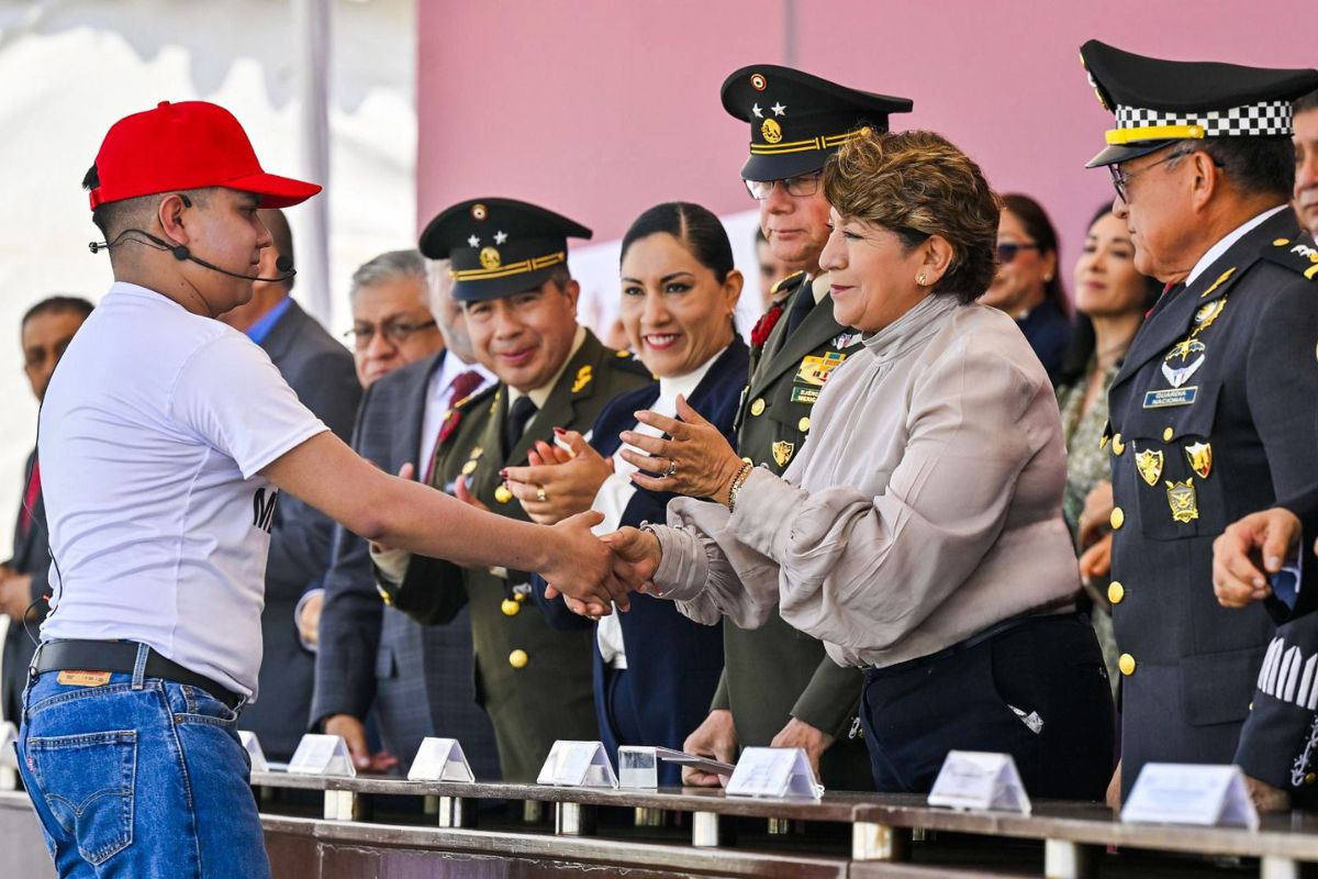 Delfina Gómez reconoce a participantes del Servicio Militar Nacional. Foto: Especial