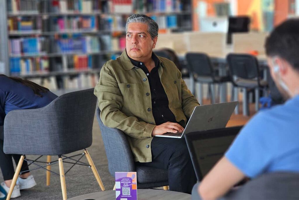 Enrique Álvarez Garibay imparte las las materias de Marketing Deportivo y Marketing Turístico en la Universidad Anáhuac Querétaro