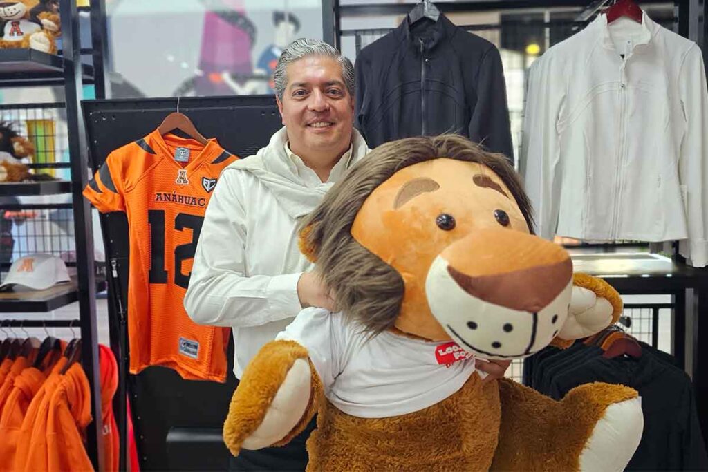 Enrique Álvarez Garibay imparte las las materias de Marketing Deportivo y Marketing Turístico en la Universidad Anáhuac Querétaro