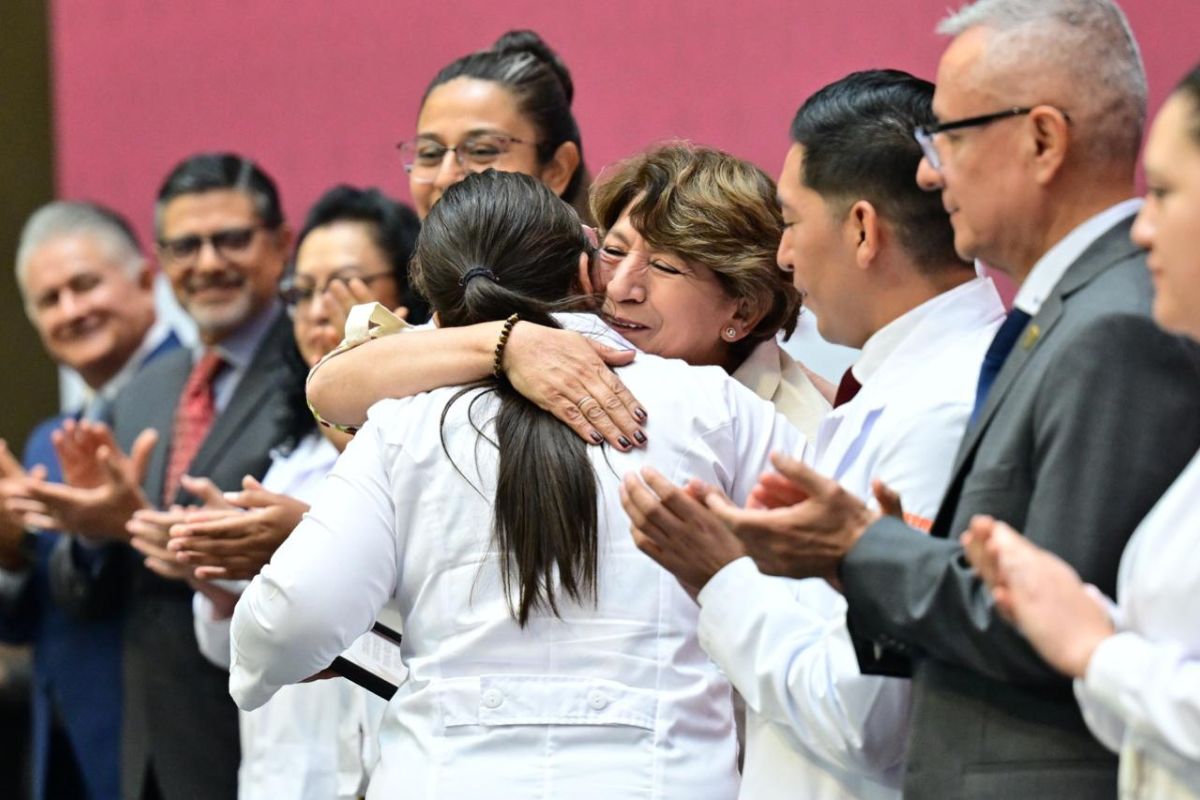 Delfina Gómez entregó promociones y basificaciones a personal del ISSEMYM. Foto: Especial