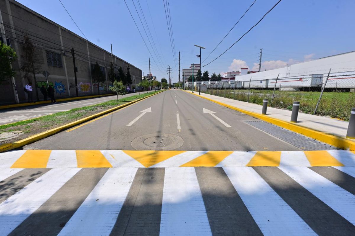 La intervención incluyó pavimentación, banquetas y alumbrado público solar. Foto: Especial