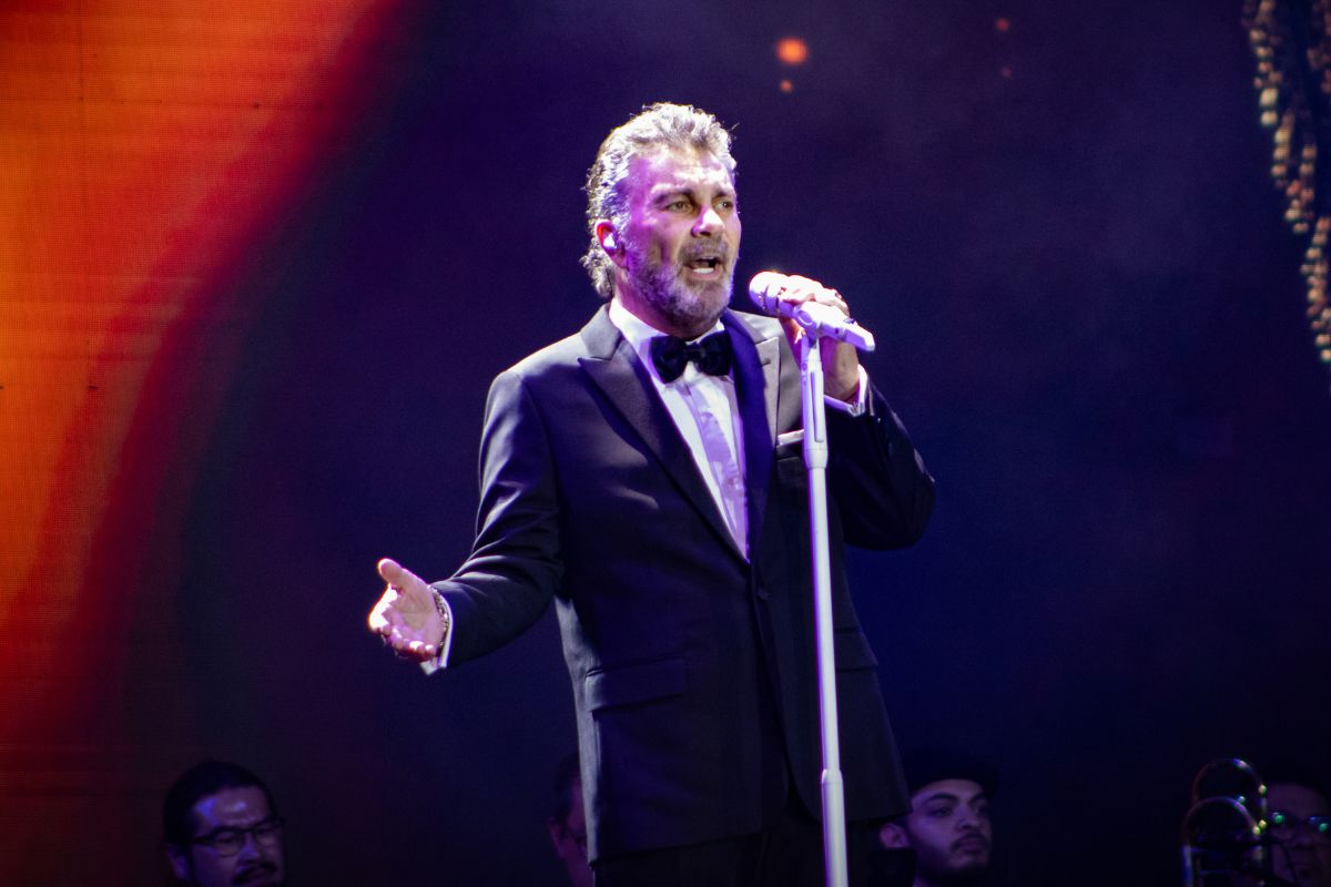 Mijares seduce a Querétaro con un concierto sinfónico