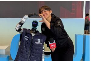 Robbie el robot de Bloque que sorprende con su tecnologia en Queretaro