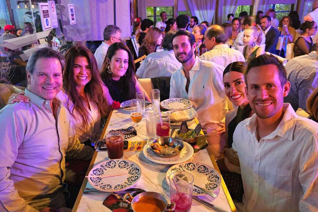 El restaurante de cocina española Sanlúcar festejó su décimo aniversario con la Feria de Sevilla en compañía de sus comensales