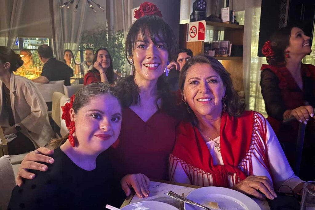 El restaurante de cocina española Sanlúcar festejó su décimo aniversario con la Feria de Sevilla en compañía de sus comensales
