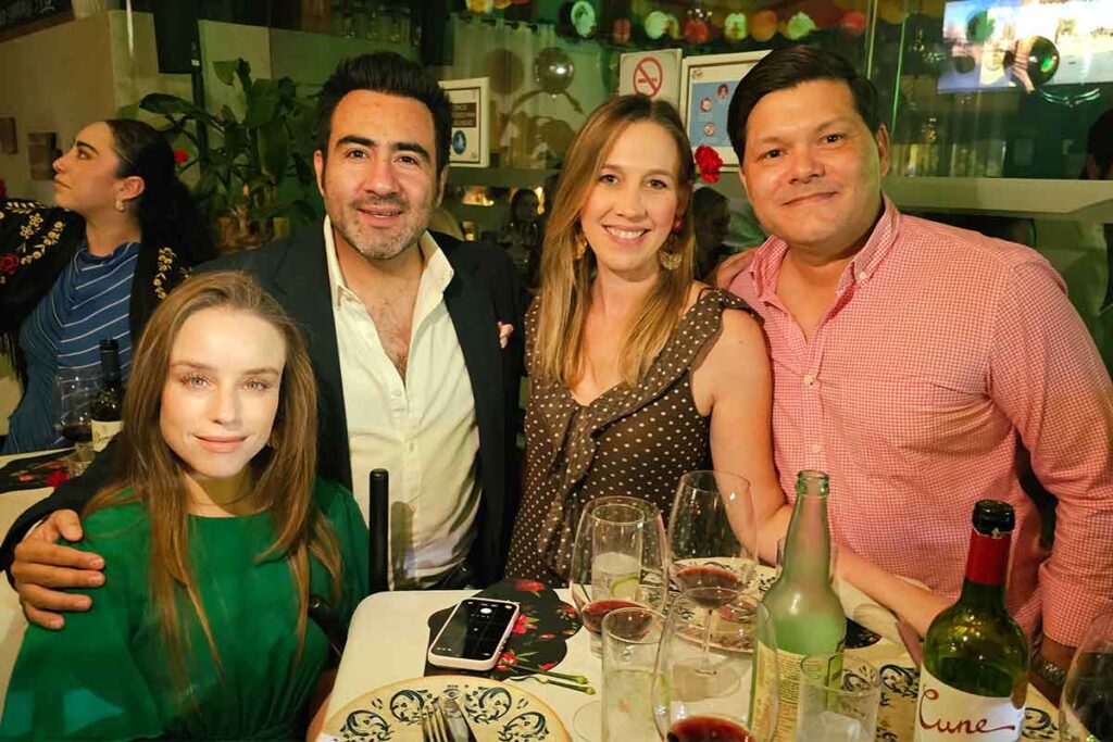 El restaurante de cocina española Sanlúcar festejó su décimo aniversario con la Feria de Sevilla en compañía de sus comensales