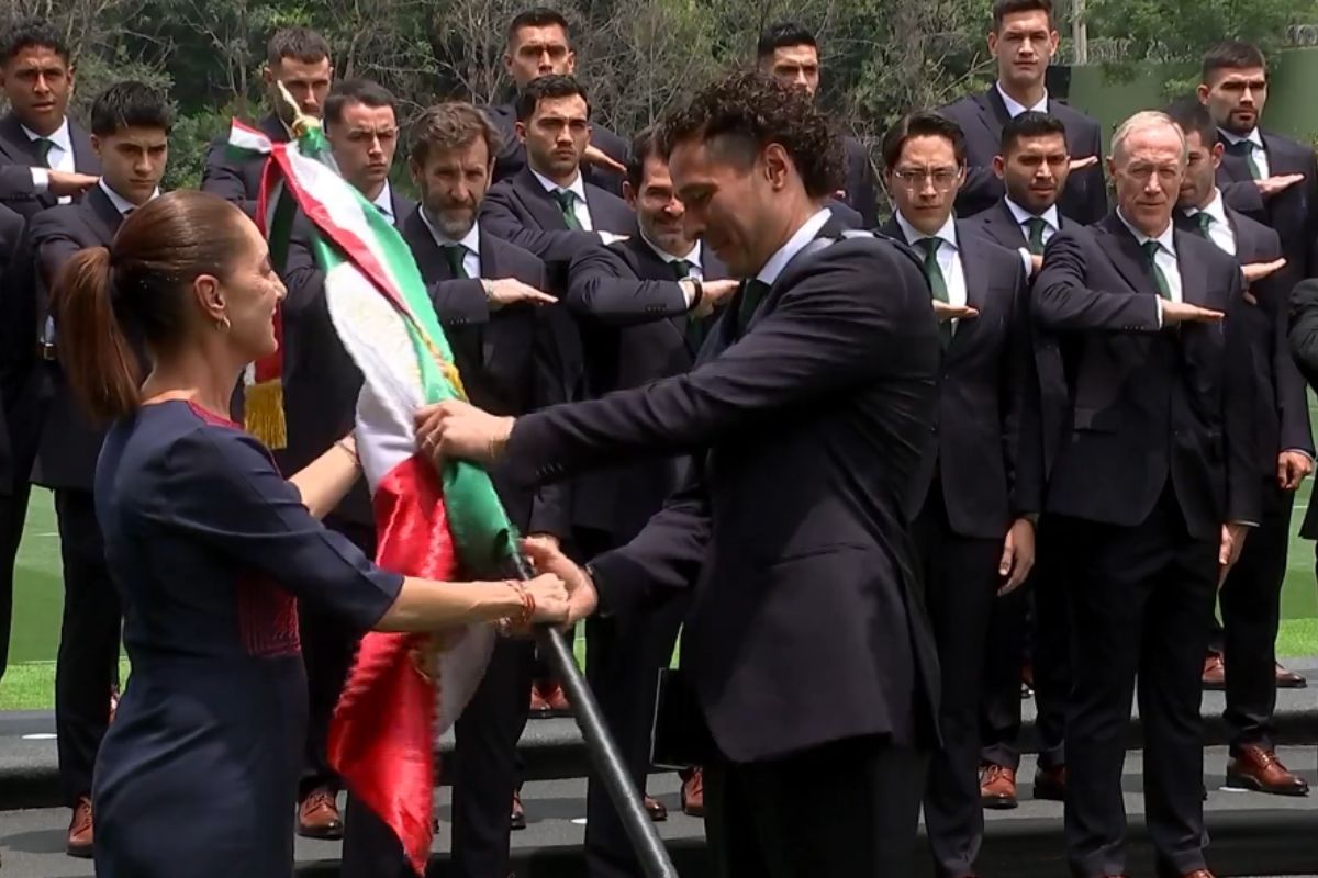 Guillermo Ochoa recibió la bandera nacional como representante del equipo que disputará el Mundial 2026. Foto: Especial