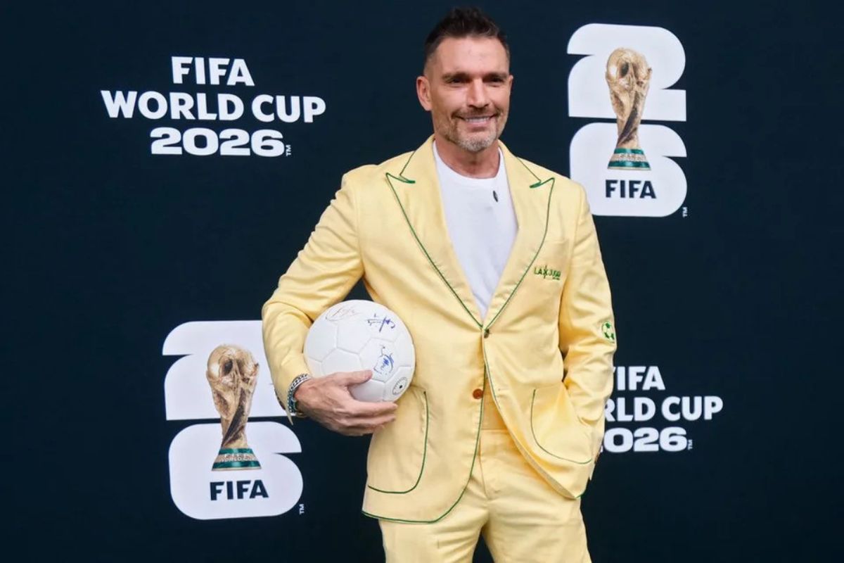 Julián Gil convivió con aficionados durante la fiesta futbolística. Foto: Especial