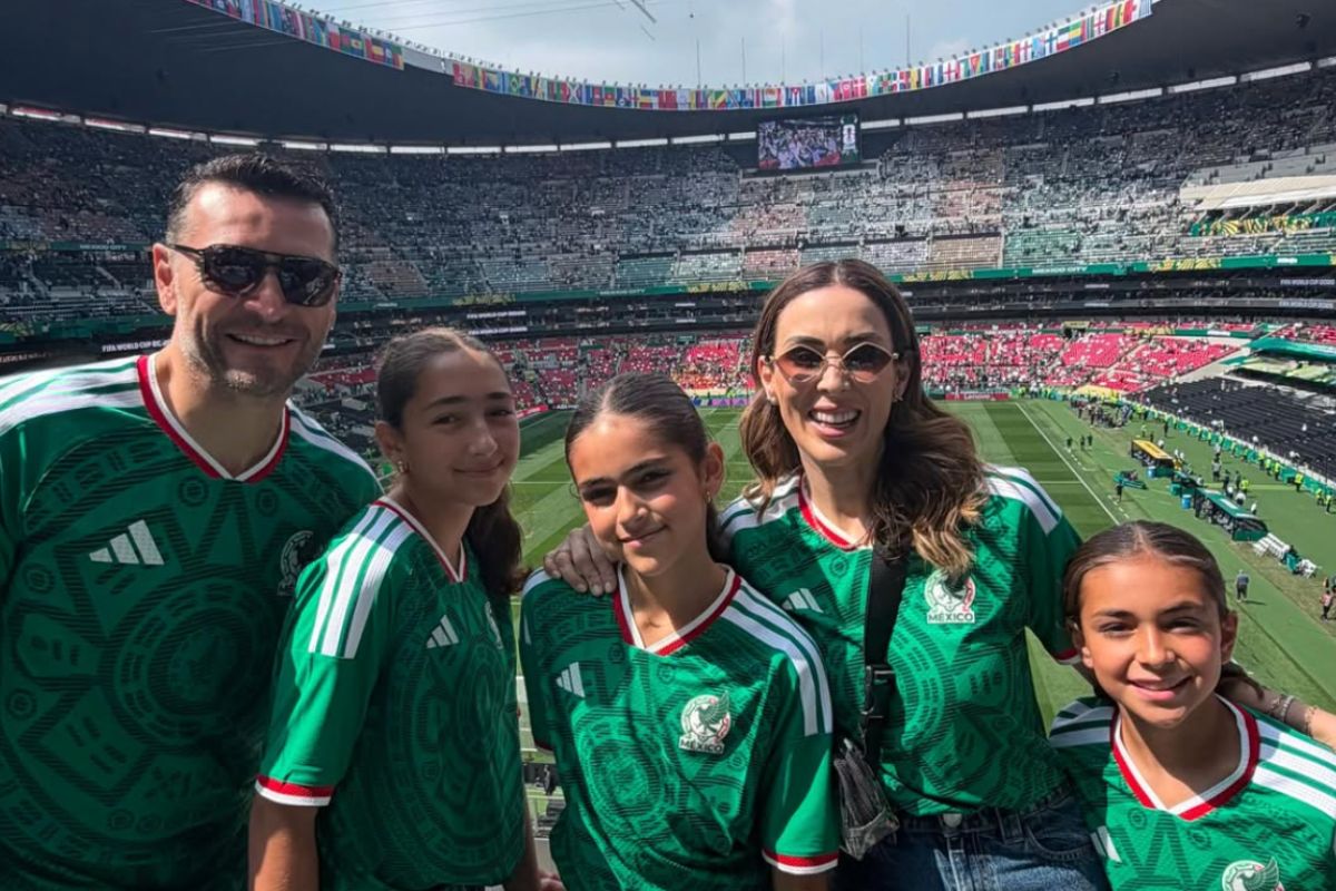 Jacky Bracamontes, Martín Fuentes y sus hijas disfrutaron del ambiente previo al partido inaugural. Foto: Especial