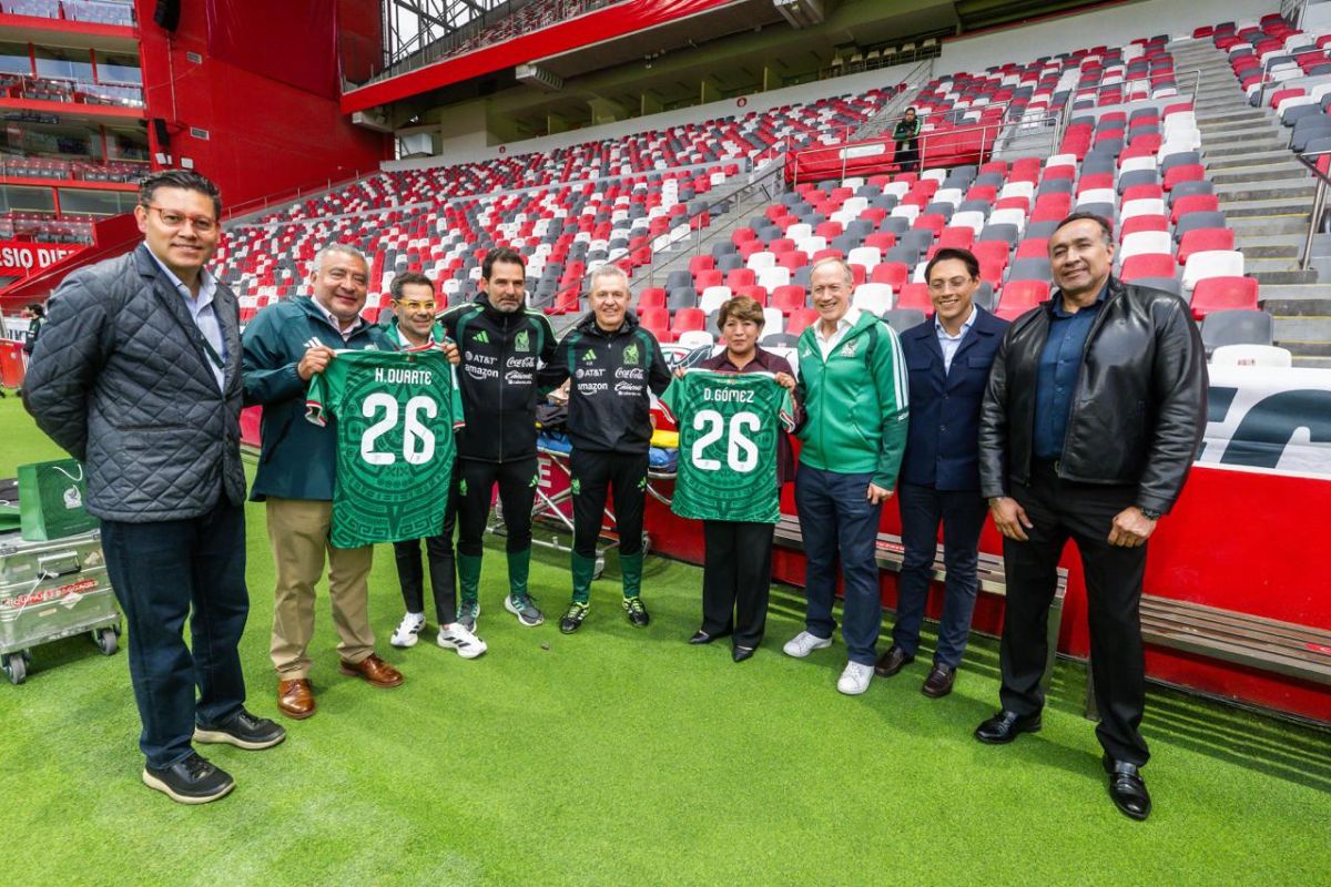 Delfina Gómez saludó a jugadores y cuerpo técnico de la Selección Mexicana en el Estadio Nemesio Diez. Foto: Especial