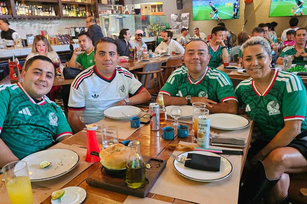 Ambiente mundialista en restaurantes de Querétaro