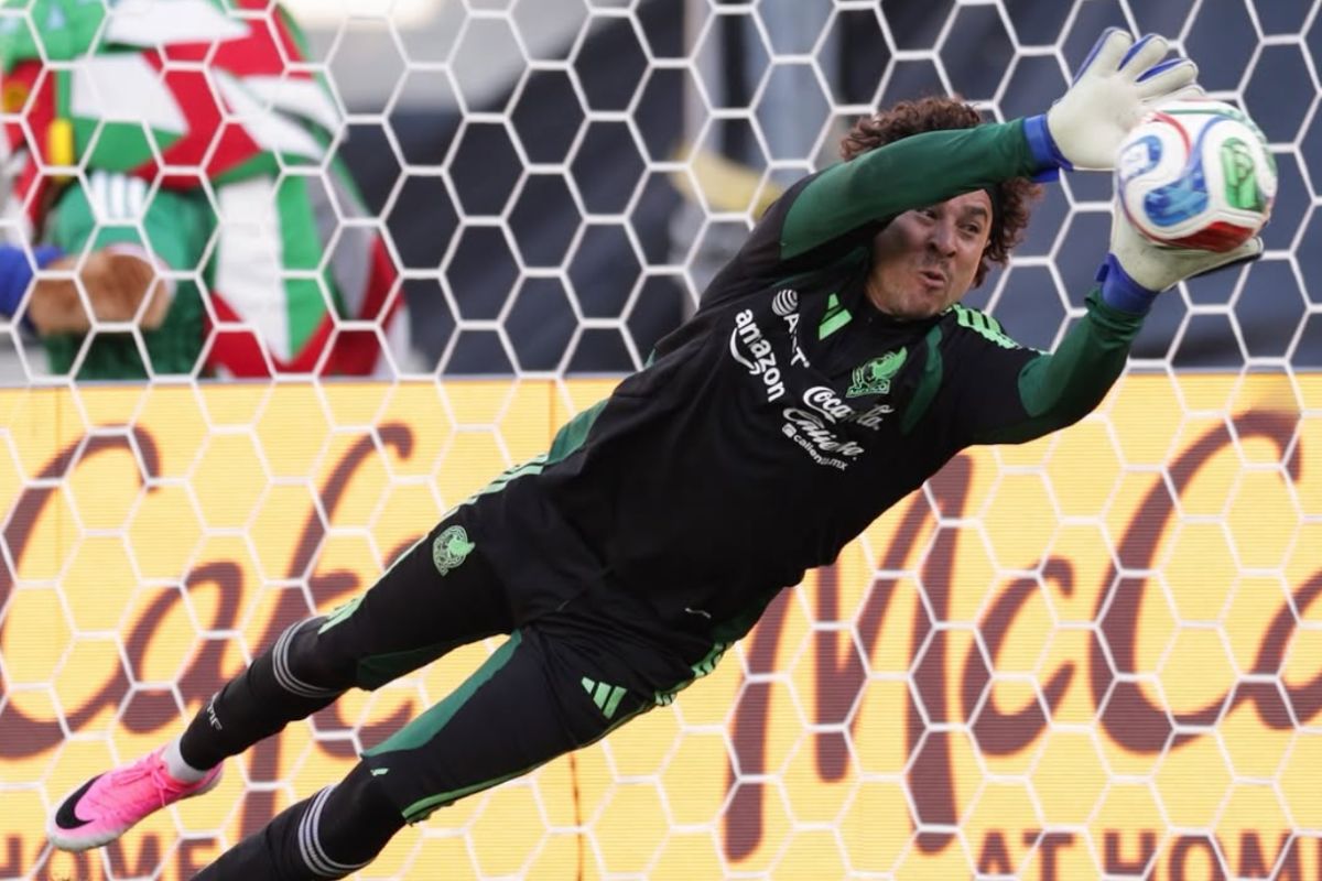 Guillermo Ochoa se prepara para convertirse en el primer futbolista mexicano con seis participaciones en Copas del Mundo. Foto: Especial