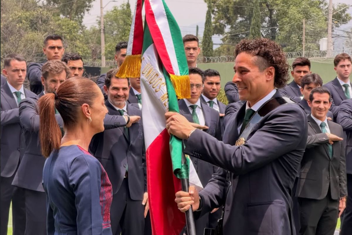 Guillermo Ochoa fue elegido como abanderado de la Selección Mexicana, un reconocimiento reservado para los referentes históricos del Tricolor. Foto: Especial