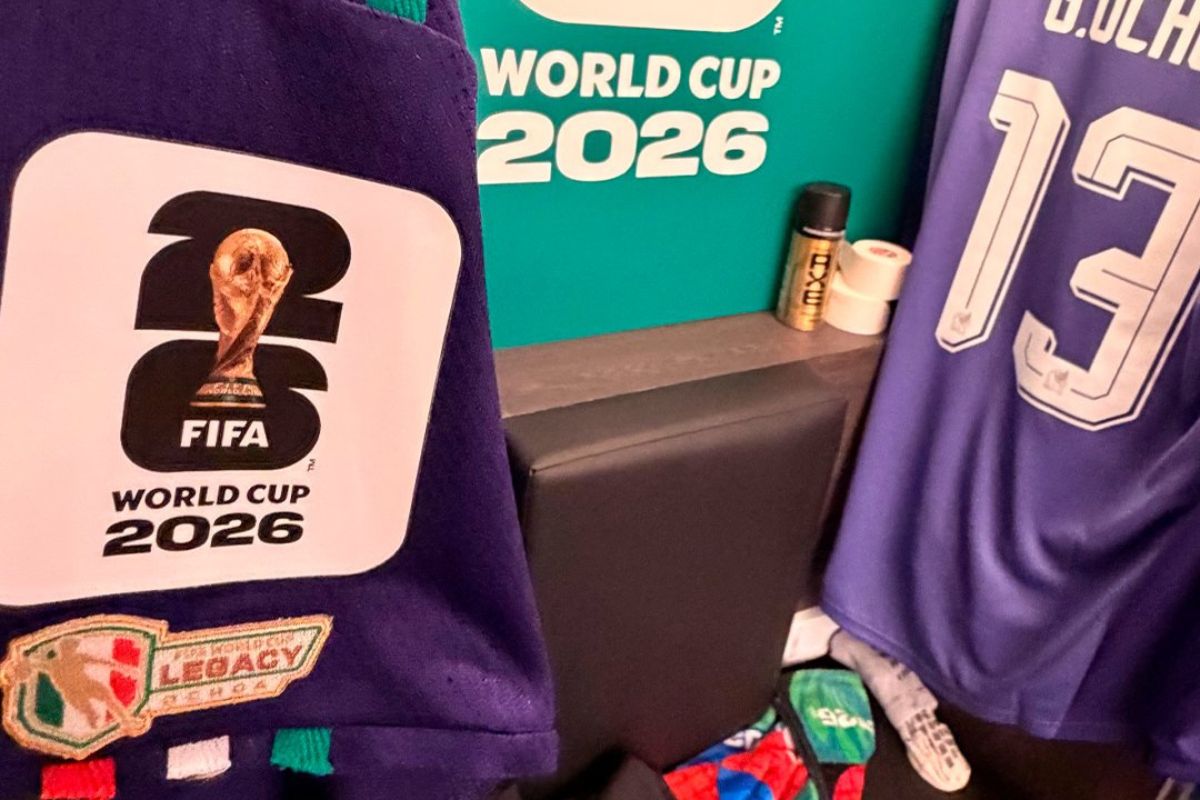 La FIFA entregó a Guillermo Ochoa el “Legacy Patch”, un reconocimiento a su histórica trayectoria en seis Copas del Mundo. Foto: Especial
