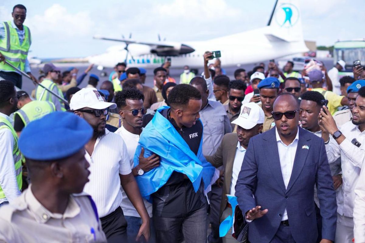 Aficionados y autoridades recibieron a Omar Artan en Mogadiscio tras su regreso desde Estados Unidos. Foto: Especial