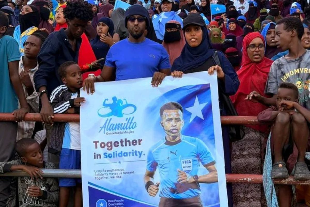 Entre aplausos y muestras de apoyo, Omar Abdulkadir Artan fue recibido en Mogadiscio por aficionados y autoridades que reconocieron su trayectoria y expresaron solidaridad tras quedar fuera del Mundial 2026. Foto: Especial