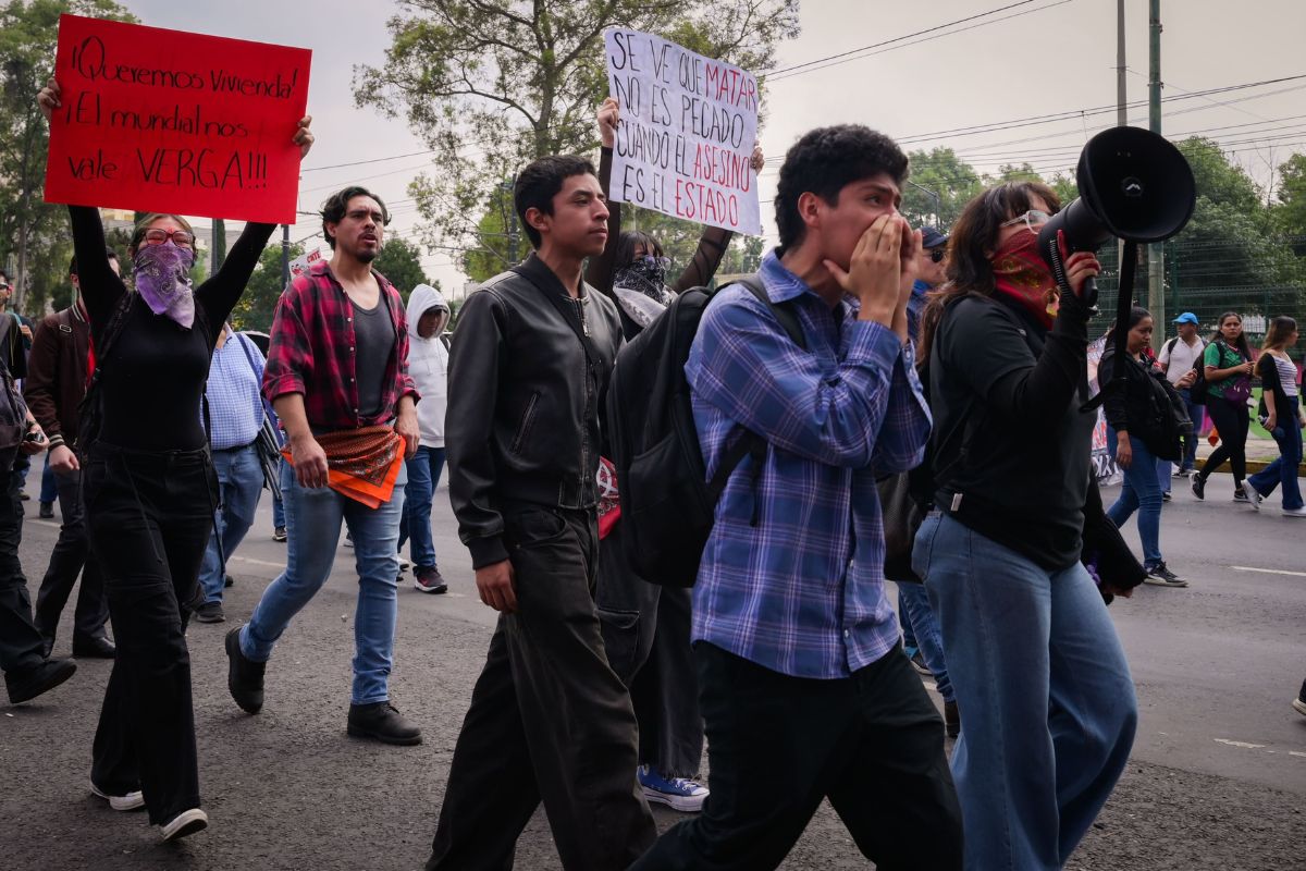 Integrantes de la CNTE encabezaron una de las marchas más numerosas rumbo al sur de la capital. Foto: Cuartoscuro