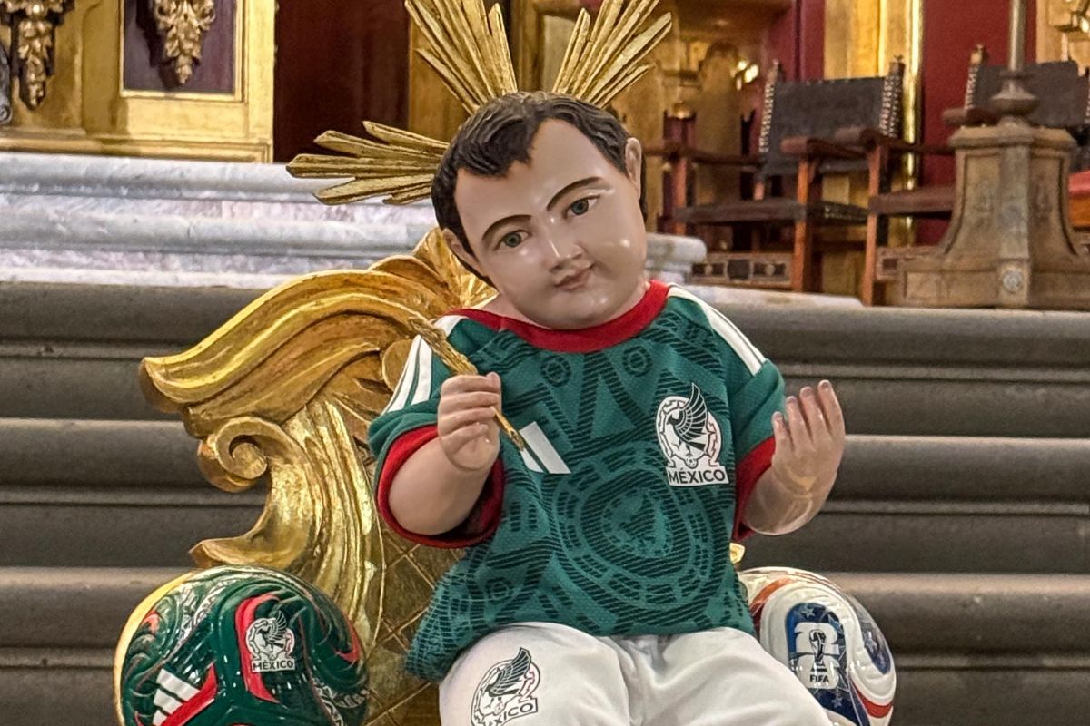 Detalle del uniforme tricolor colocado en la figura religiosa. Foto: Cuartocuro