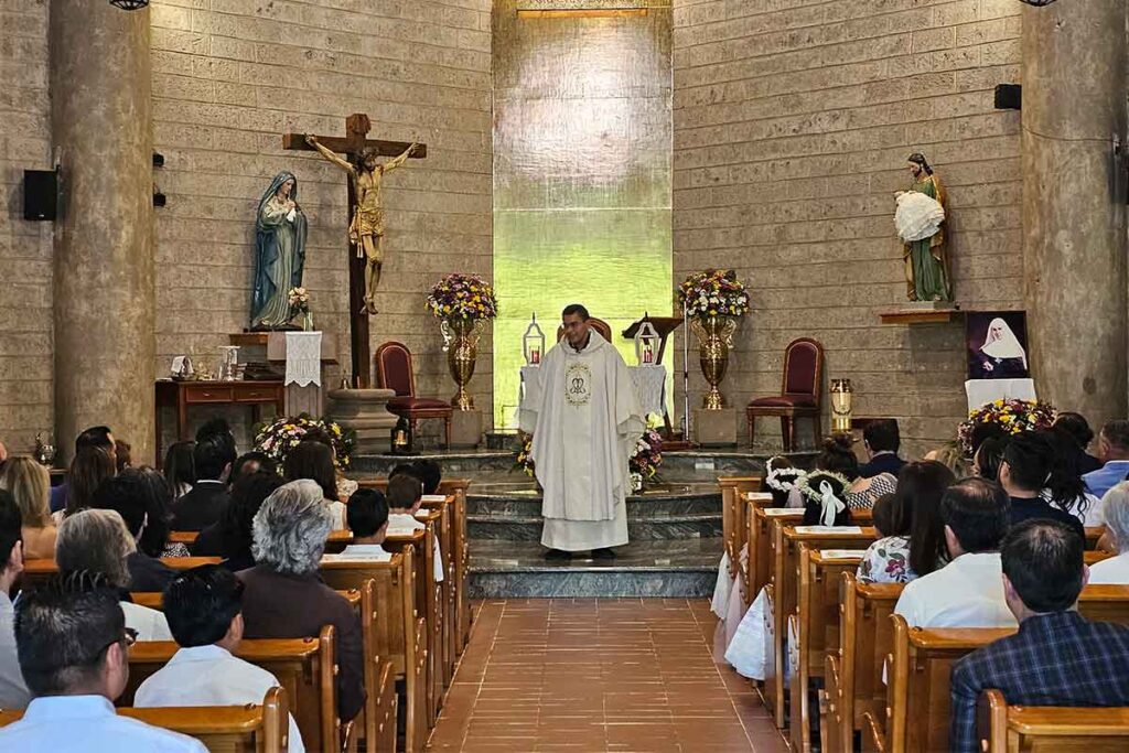 El niño Diego Fuentes, alumno del Instituto Asunción Querétaro, celebró su Primera Comunión rodeado de su familia y amigos