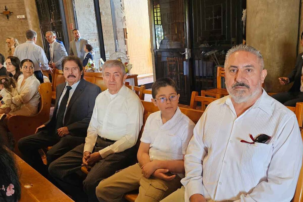 El niño Diego Fuentes, alumno del Instituto Asunción Querétaro, celebró su Primera Comunión rodeado de su familia y amigos