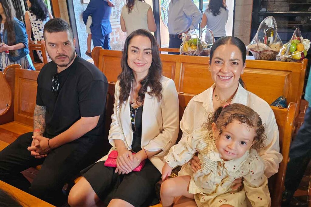 El niño Diego Fuentes, alumno del Instituto Asunción Querétaro, celebró su Primera Comunión rodeado de su familia y amigos
