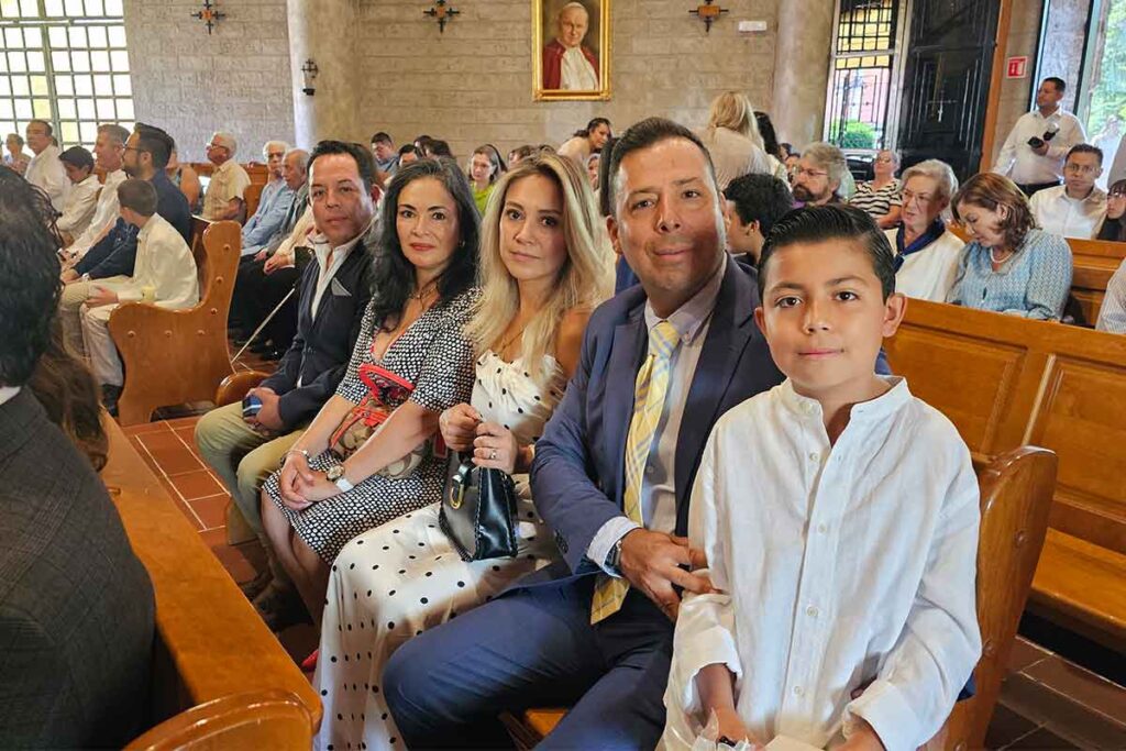 El niño Diego Fuentes, alumno del Instituto Asunción Querétaro, celebró su Primera Comunión rodeado de su familia y amigos