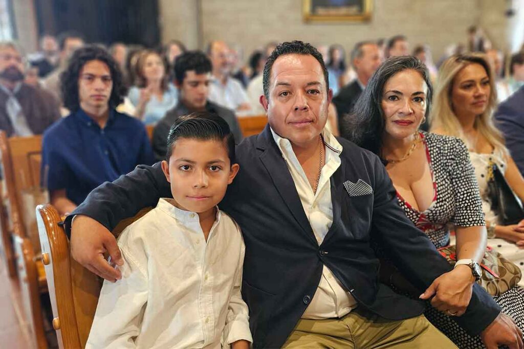 El niño Diego Fuentes, alumno del Instituto Asunción Querétaro, celebró su Primera Comunión rodeado de su familia y amigos