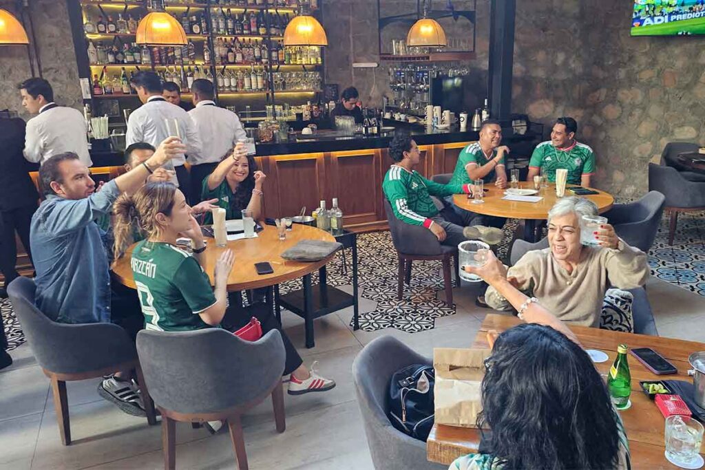 Ambiente mundialista en restaurantes de Querétaro