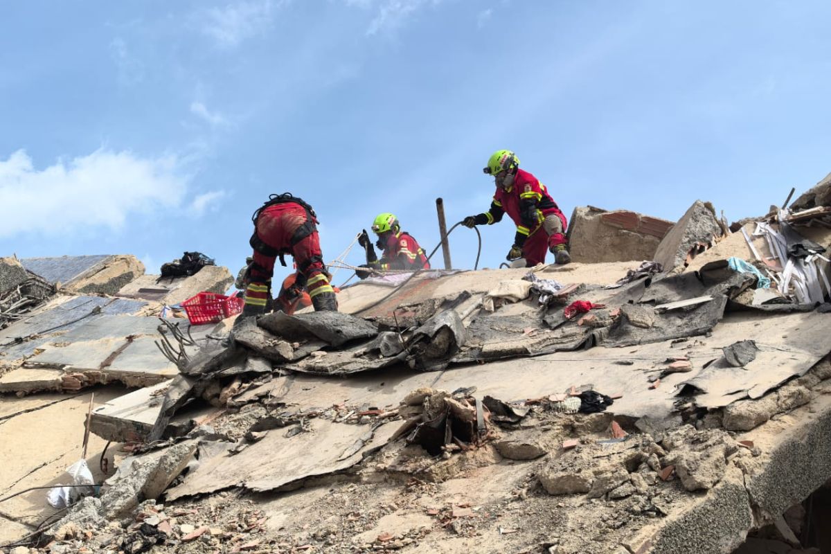 Elementos de la Sedena y Guardia Nacional continúan labores de rescate en zonas colapsadas. Foto: @CruzRoja_MX
