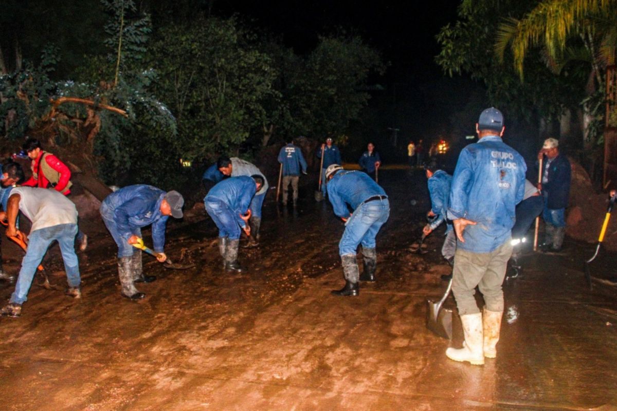 Personal del Grupo Tláloc participó en las labores de retiro de lodo y saneamiento de la zona afectada. Foto: GEM