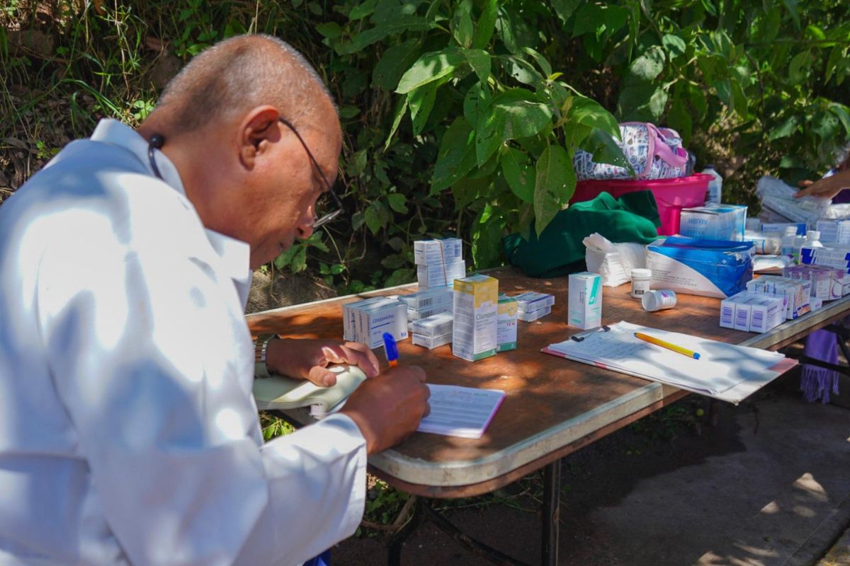 La Secretaría de Salud brindó consultas médicas y aplicó vacunas a habitantes de San Pedro Tenayac. Foto: GEM