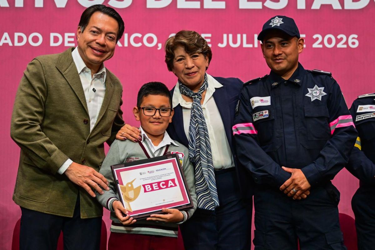 La Gobernadora Delfina Gómez entregó becas educativas a hijas e hijos de policías operativos del Estado de México. Foto: GEM