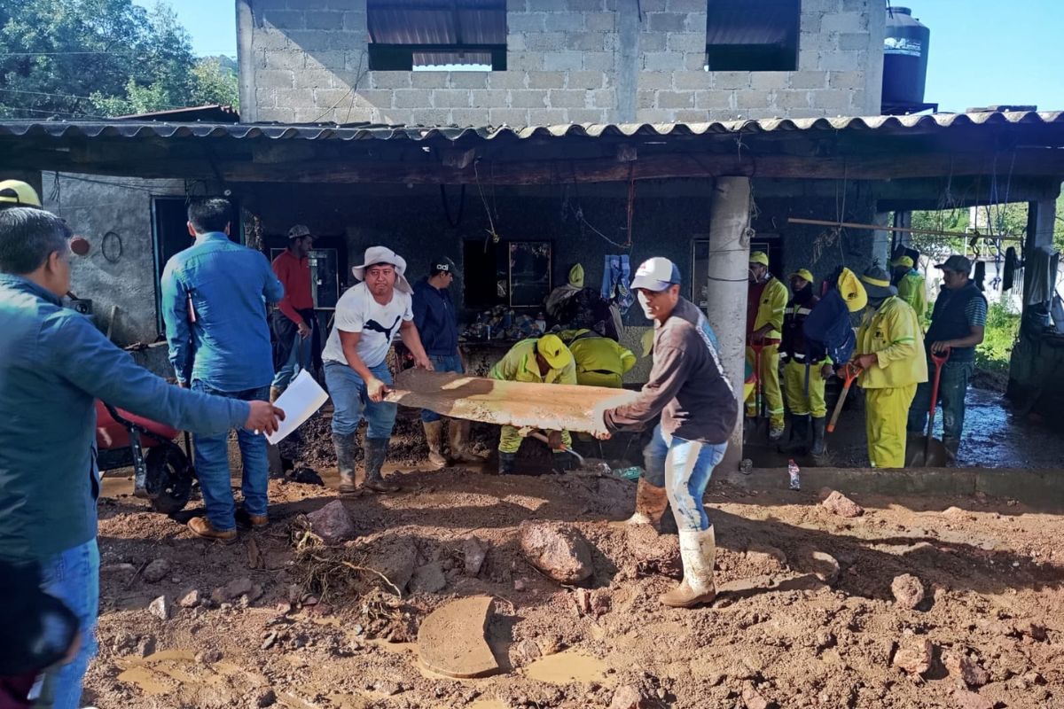 Elementos de los tres órdenes de gobierno realizaron labores de limpieza en la comunidad de San Pedro Tenayac. Foto: Especial