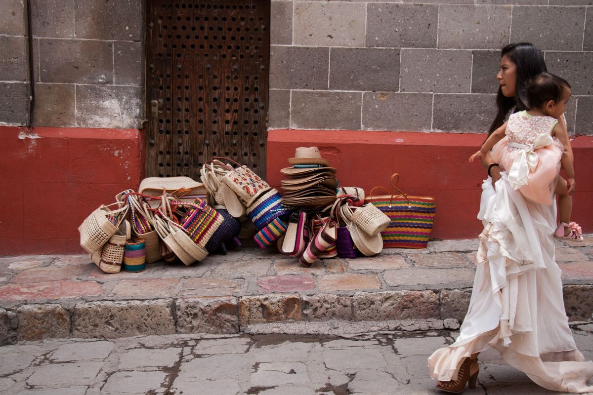 El talento de los artesanos locales es parte fundamental de la experiencia turística que posiciona a San Miguel de Allende entre las ciudades más admiradas del mundo Foto: Cuartoscuro