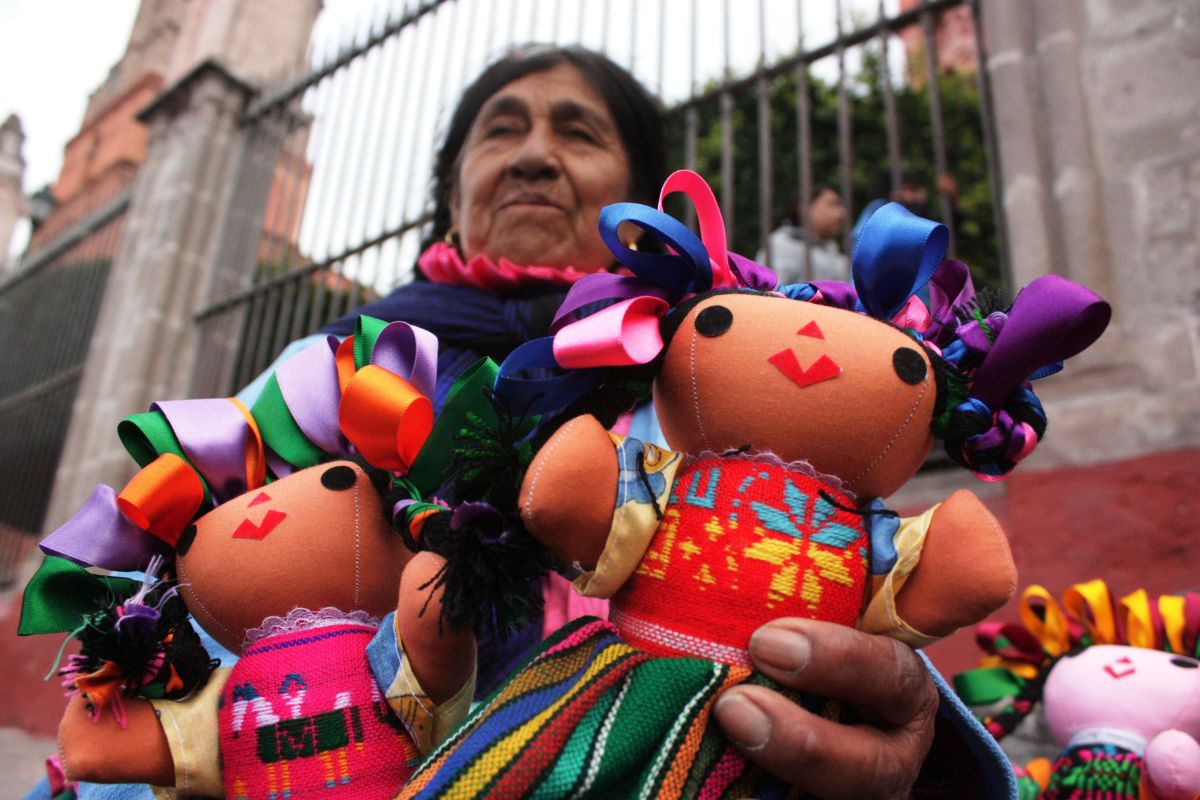 Las artesanías elaboradas por manos sanmiguelenses son uno de los principales atractivos para los visitantes y reflejan la riqueza cultural que distingue a San Miguel de Allende. Foto: Cuartoscuro
