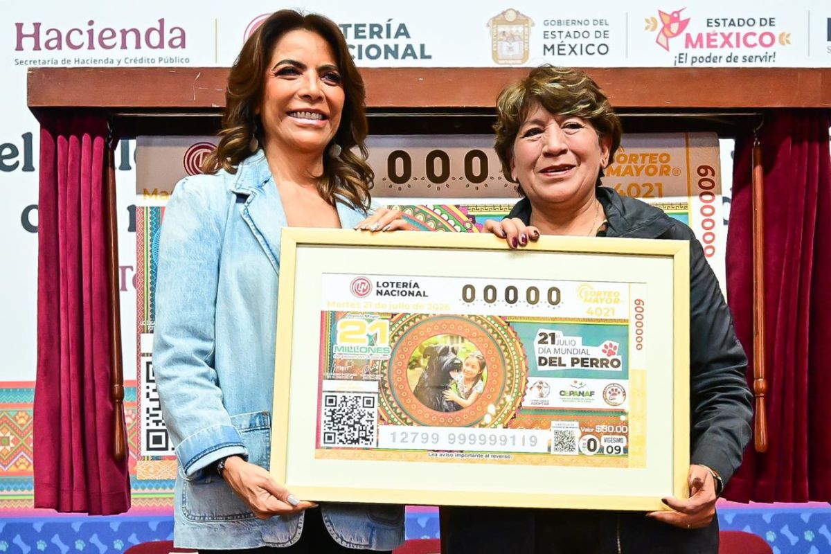 La gobernadora Delfina Gómez Álvarez y la directora general de la Lotería Nacional, Olivia Salomón Vibaldo, presentaron el billete conmemorativo del Sorteo Mayor 4221 dedicado al bienestar animal. Foto. Especial