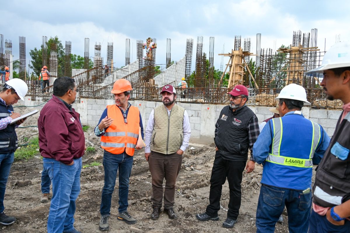 Carlos Maza Lara supervisó los avances de la construcción del nuevo recinto cultural en Texcoco. La obra incluye gradas, pasillos y accesos diseñados bajo criterios de accesibilidad universal. Foto: Especial