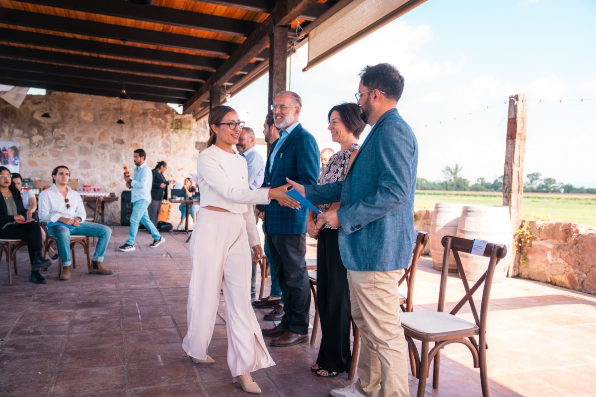 Marco Antonio del Prete, secretario de Desarrollo Sustentable, destacó la importancia de invertir en la formación del talento para fortalecer la competitividad del sector vitivinícola durante la clausura del Diplomado Tradición y Comunidad. / Foto: Especial