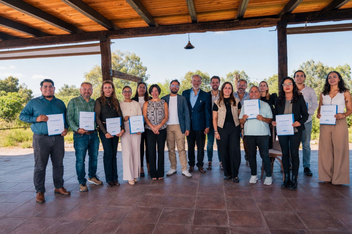 Representantes de 11 empresas vitivinícolas y queseras concluyeron el Diplomado Tradición y Comunidad, impulsado por la Universidad Anáhuac Querétaro para fortalecer el desarrollo humano y empresarial del sector. / Foto: Especial